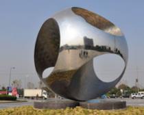 不銹鋼雕塑是工業(yè)發(fā)展的結(jié)果，豐富了雕塑市場(chǎng)